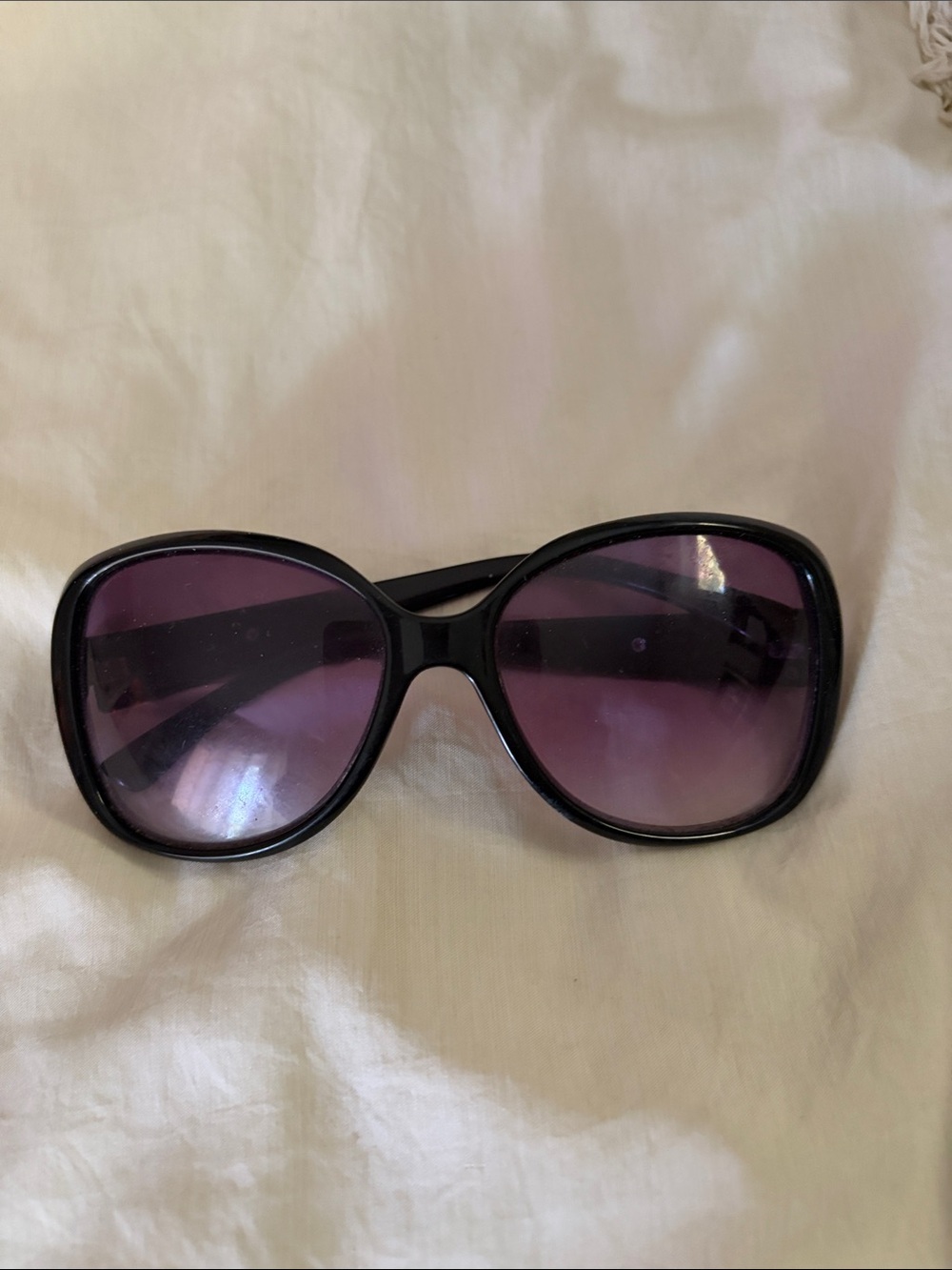 Oscar de la Renta Black Frame Sunglasses with Purple Gradient Lenses